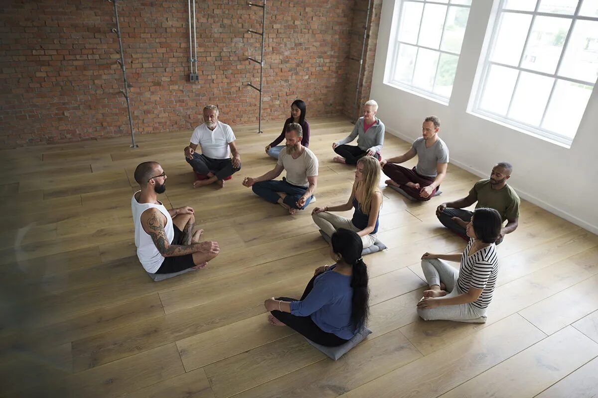 Gruppo di persone sedute in meditazione